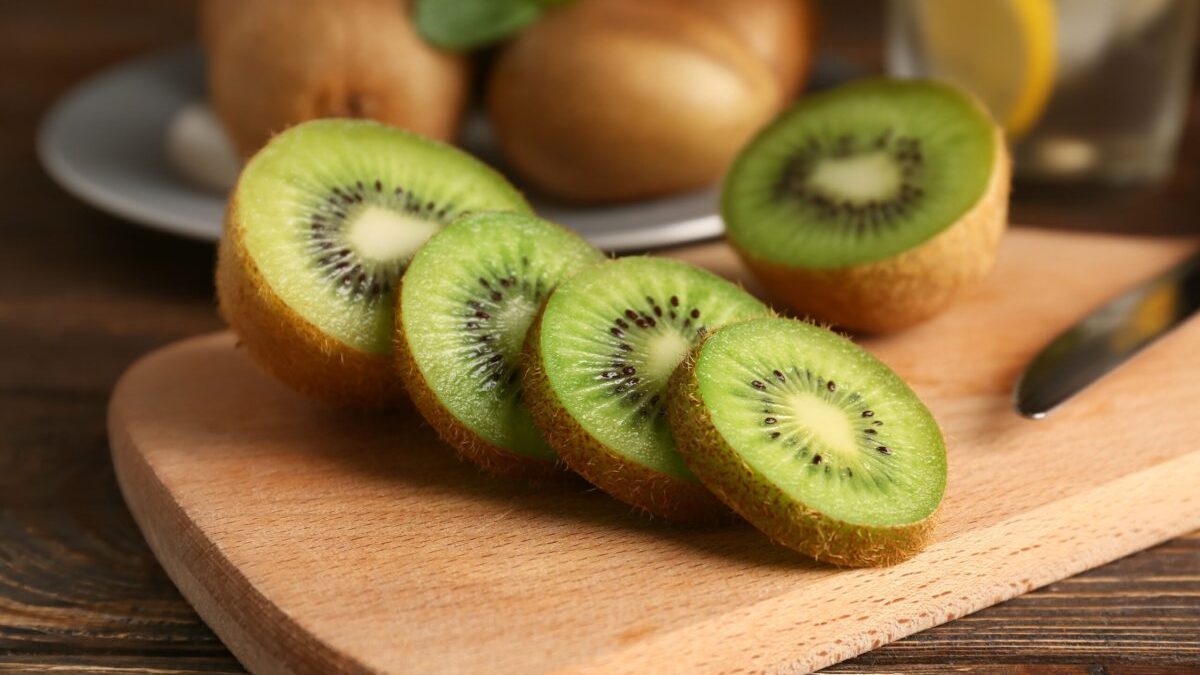 Kiwi, superalimentul cu coajă. De ce nutriționiștii îl laudă