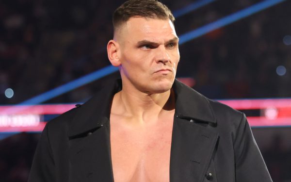 GUNTHER, cu ajutorul lui Bron Breakker, îl pune la pământ pe Seth Rollins la WrestleMania 42