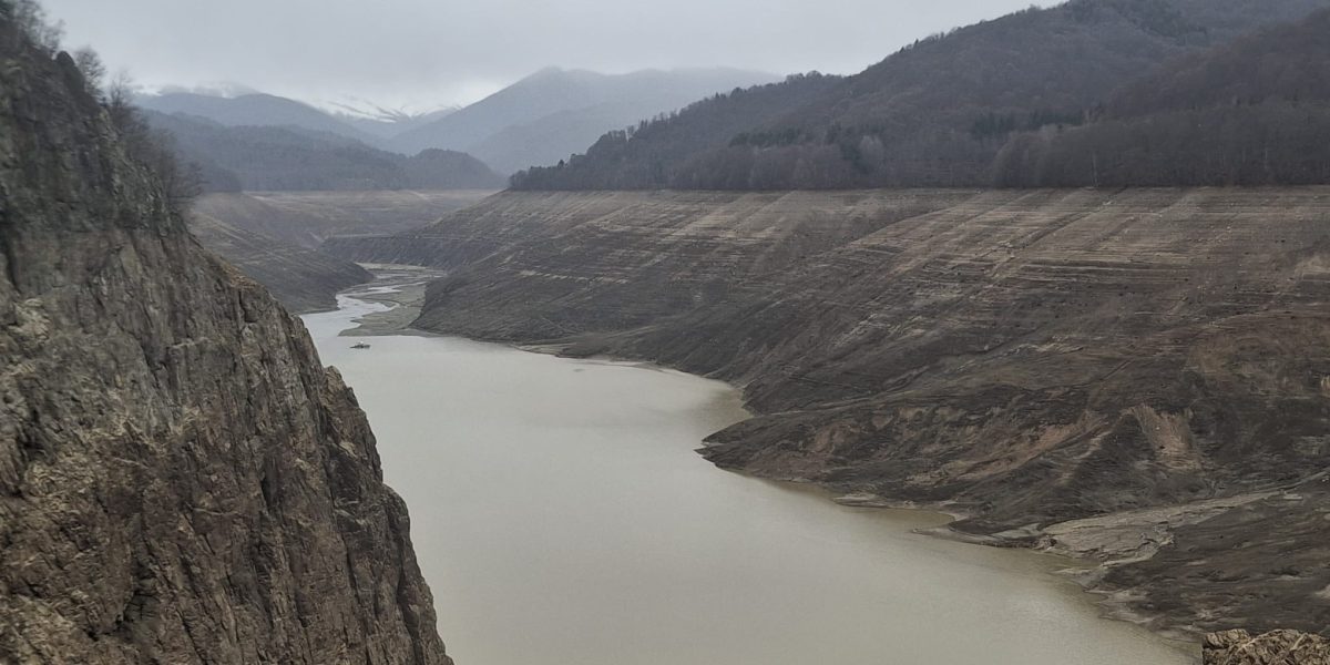 Reumplerea lacului de acumulare de la Vidraru a început, după o perioadă în care nivelul apei a fost redus din cauza lucrărilor de reabilitare
