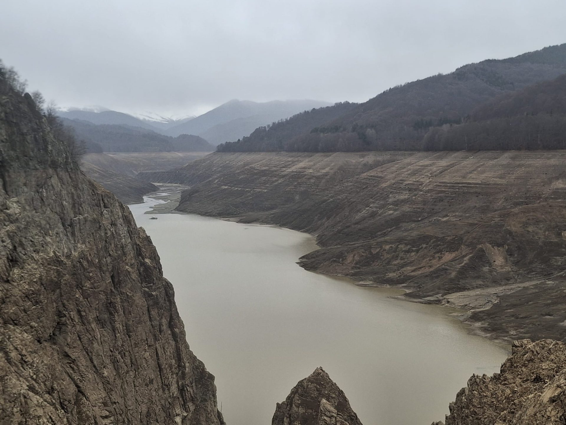 Reumplerea lacului de acumulare de la Vidraru a început, după o perioadă în care nivelul apei a fost redus din cauza lucrărilor de reabilitare