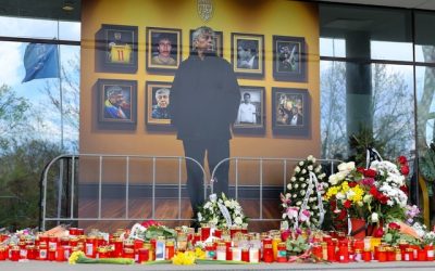 Înmormântarea lui Mircea Lucescu a început. Onoruri militare la Bellu, în București