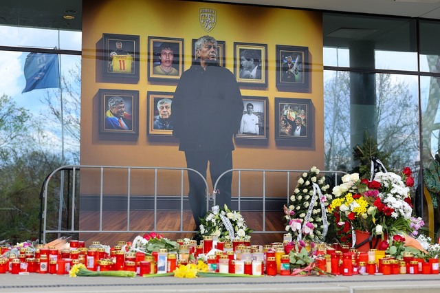 Slujba de înmormântare a legendarului antrenor Mircea Lucescu a început la Biserica Elefterie din București, marcând un moment de profundă tristețe pentru lumea fotbalului românesc și internațional