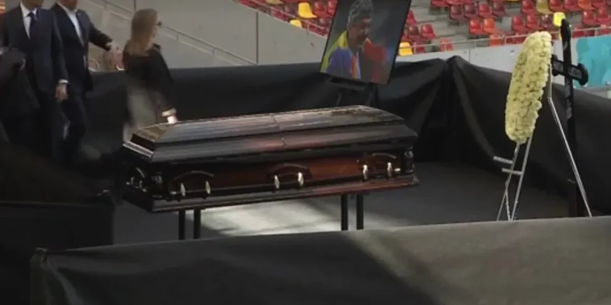 Sicriul lui Mircea Lucescu, depus la Arena Națională Sicriul cu corpul neînsuflețit al fostului selecționer al echipei naționale de fotbal a României, Mircea Lucescu, a fost depus miercuri la Arena Națională din București