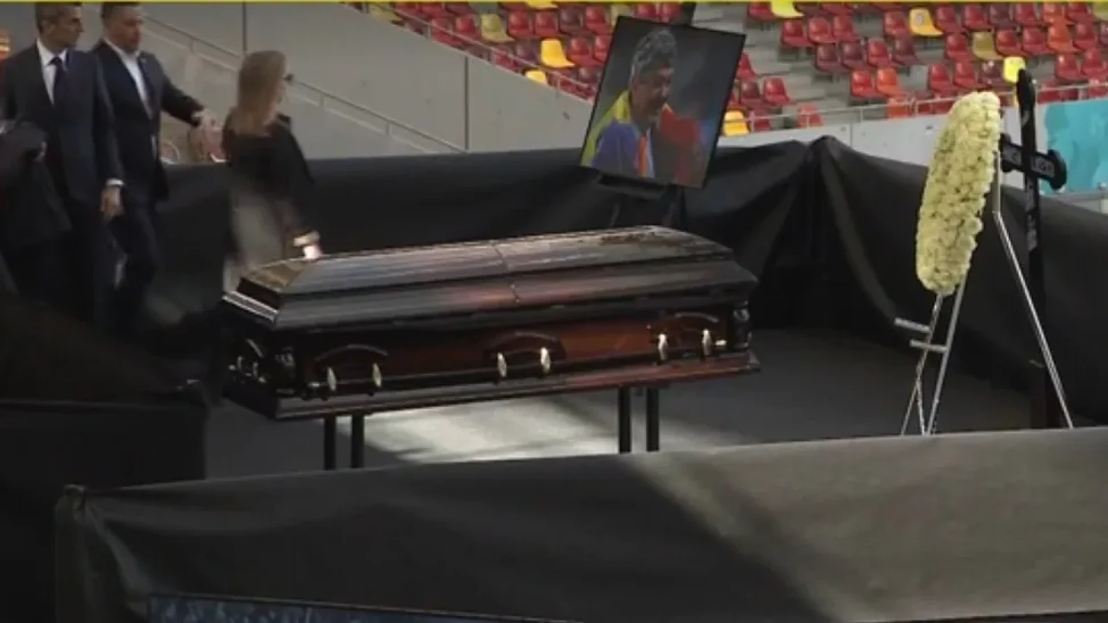 Sicriul lui Mircea Lucescu, depus la Arena Națională Sicriul cu corpul neînsuflețit al fostului selecționer al echipei naționale de fotbal a României, Mircea Lucescu, a fost depus miercuri la Arena Națională din București