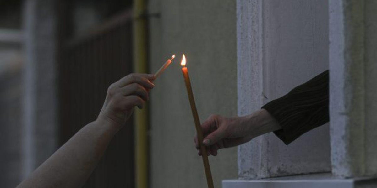 Lumina sfântă de la Ierusalim, adusă cu o cursă specială. Tradiția, respectată după 17 ani