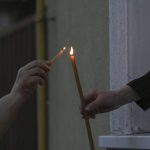 Lumina sfântă de la Ierusalim, adusă cu o cursă specială. Tradiția, respectată după 17 ani