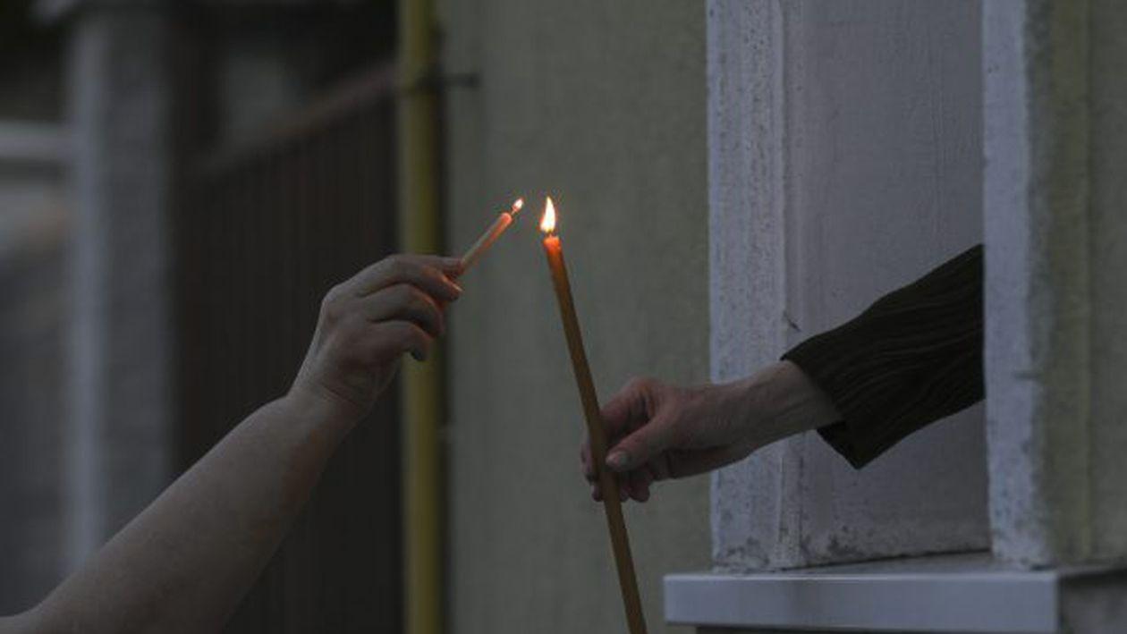Lumina sfântă de la Ierusalim, adusă cu o cursă specială. Tradiția, respectată după 17 ani