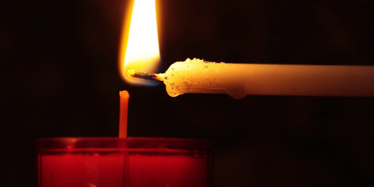 România va primi în condiții speciale Sfânta Lumine în această Sâmbătă Mare Patriarhia Română a obținut, prin eforturi diplomatice și colaborare strânsă cu autoritățile israeliene, un culoar de zbor pentru aducerea în țară a Sfântei Lumin, eveniment ce are loc în fiecare an în Sâmbăta Mare