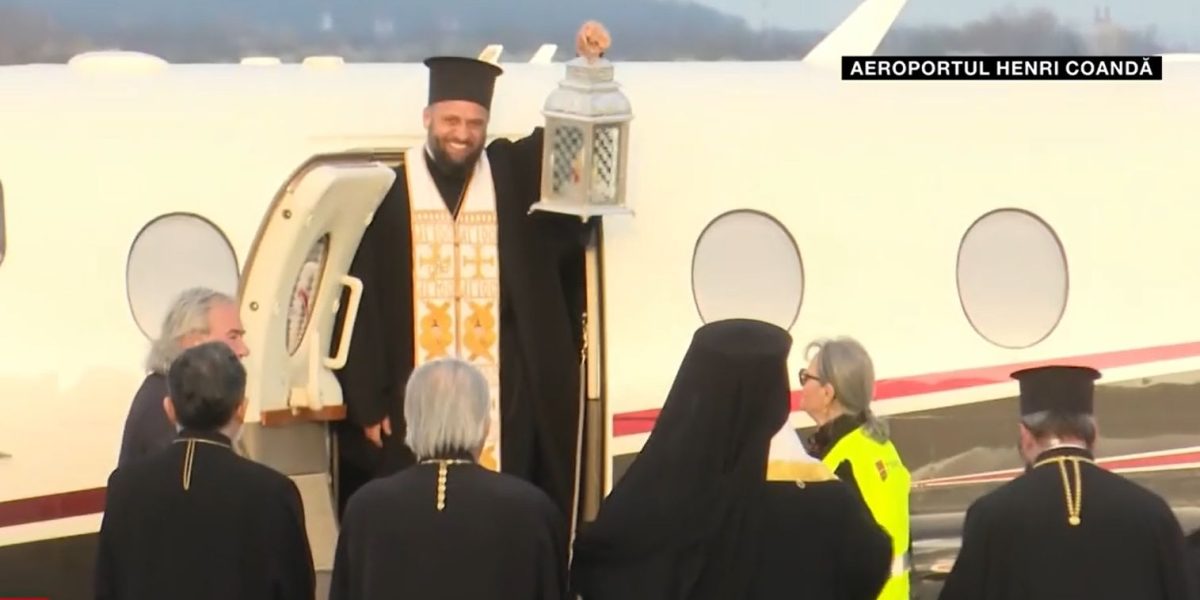 Lumina Sfântă a ajuns în România. Mesajul: „Ea deschide calea adevărului” (VIDEO)