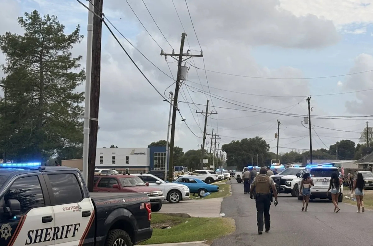 Un incident grav a avut loc sâmbătă după-amiază în Broussard, Louisiana, când un vehicul a lovit un cortegiu de oameni adunați pentru Festivalul Anului Nou Lao, provocând rănirea mai multor persoane, dintre care unele în mod serios