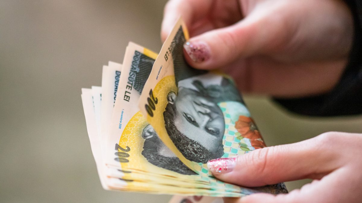 Salarii mai mari, fericire mai mică: Tinerii nu se simt bogați. De ce?