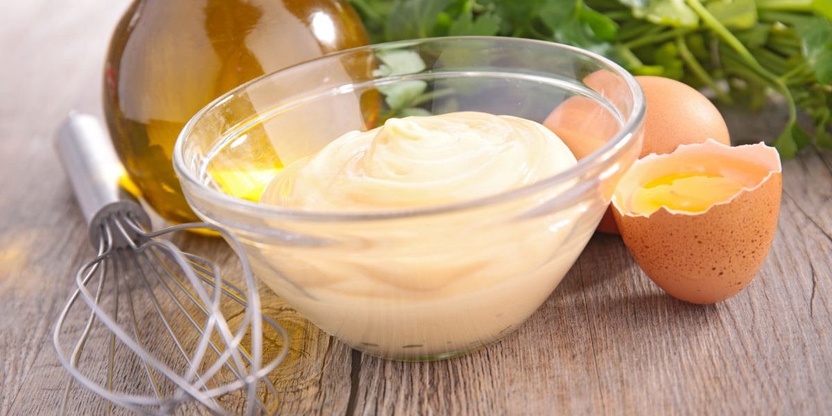 Maioneza de casă, preparată cu ouă fierte și crude, se menține în topul preferințelor bucătarilor amatori și profesioniști din România