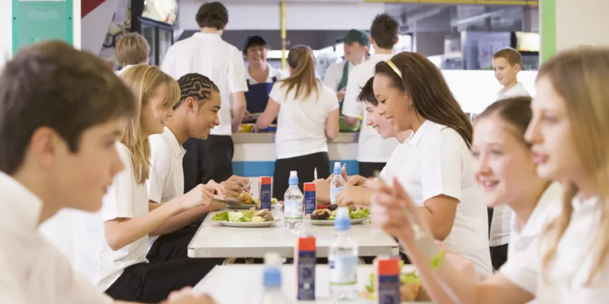 Marea Britanie: Zahăr și prăjeli, scoase din școli pentru copiii supraponderali