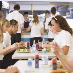 Marea Britanie: Zahăr și prăjeli, scoase din școli pentru copiii supraponderali