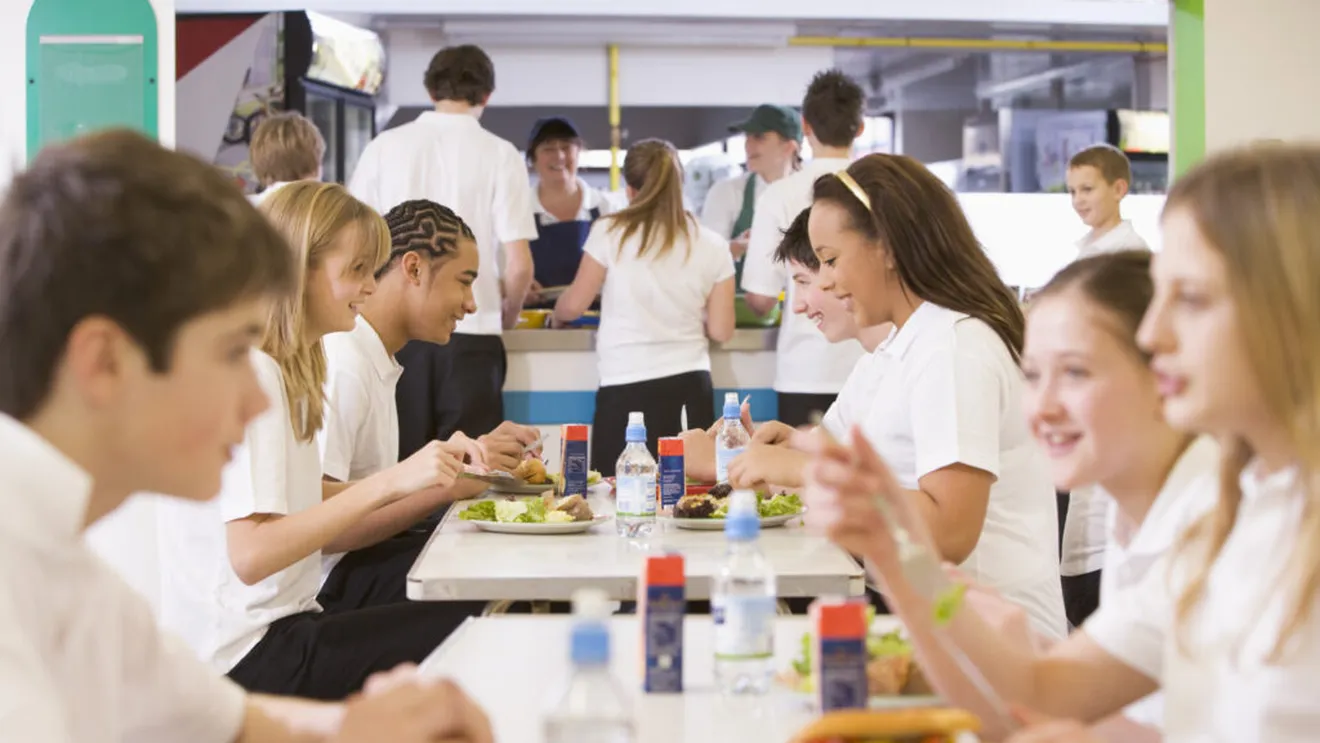 Marea Britanie: Zahăr și prăjeli, scoase din școli pentru copiii supraponderali