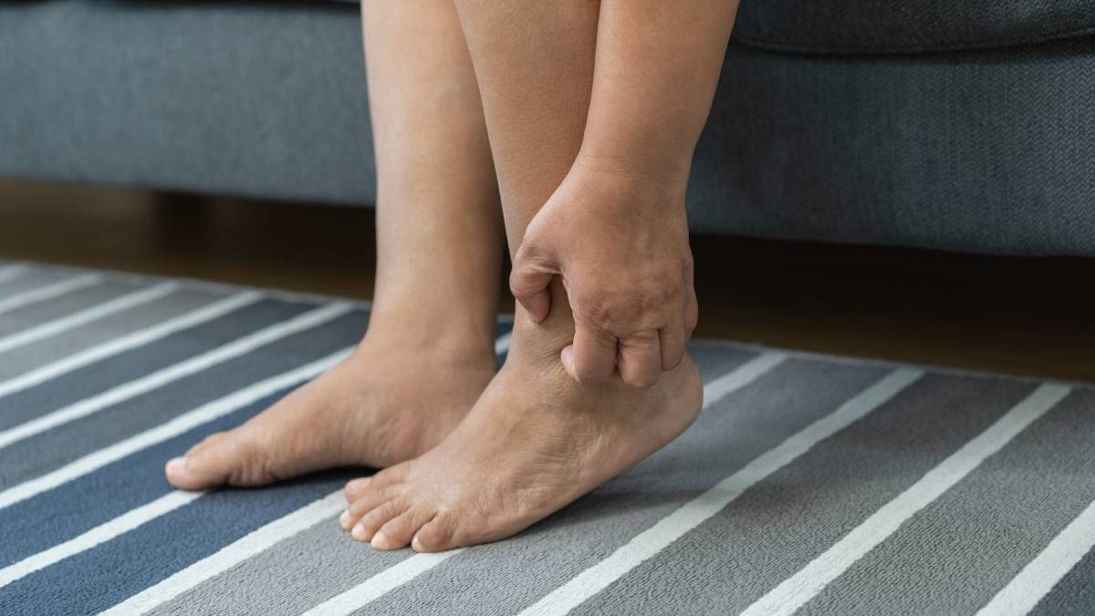 Umflături pe picioare: Semnal de alarmă pentru diabet și boli grave, spune medicul