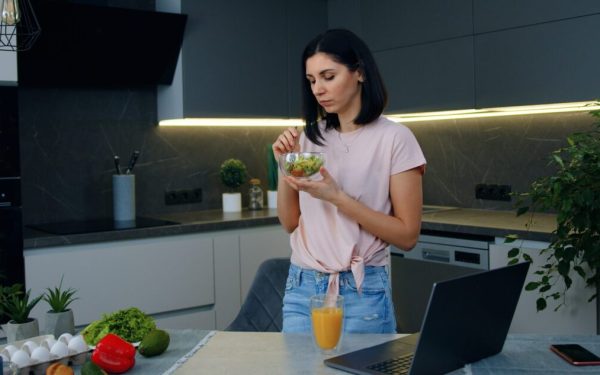 Mâncatul în picioare: Beneficii și pericole pentru digestie