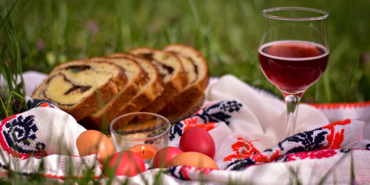 Cât va scoate românul din buzunar pentru masa de Paște în 2026?