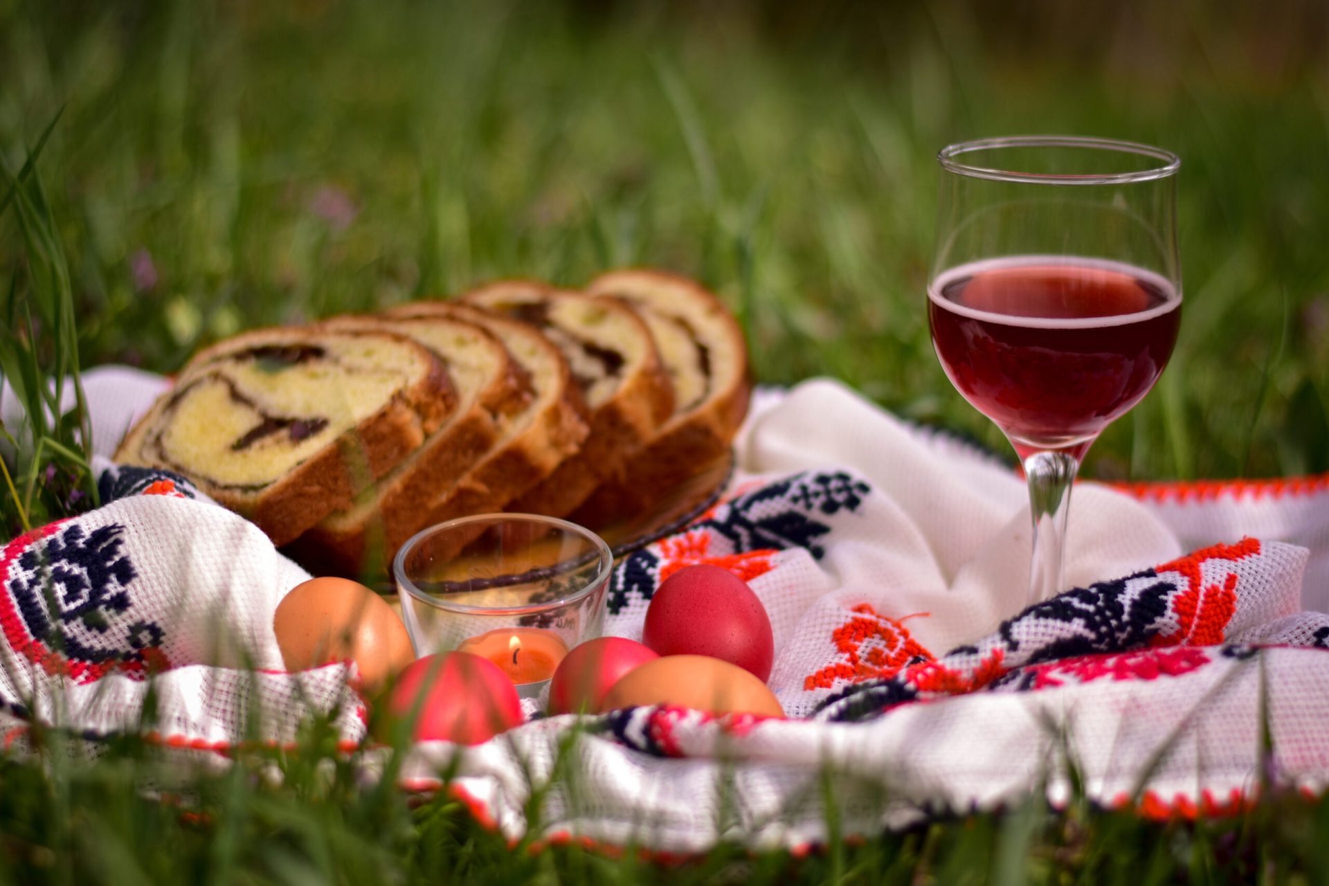 Cât va scoate românul din buzunar pentru masa de Paște în 2026?