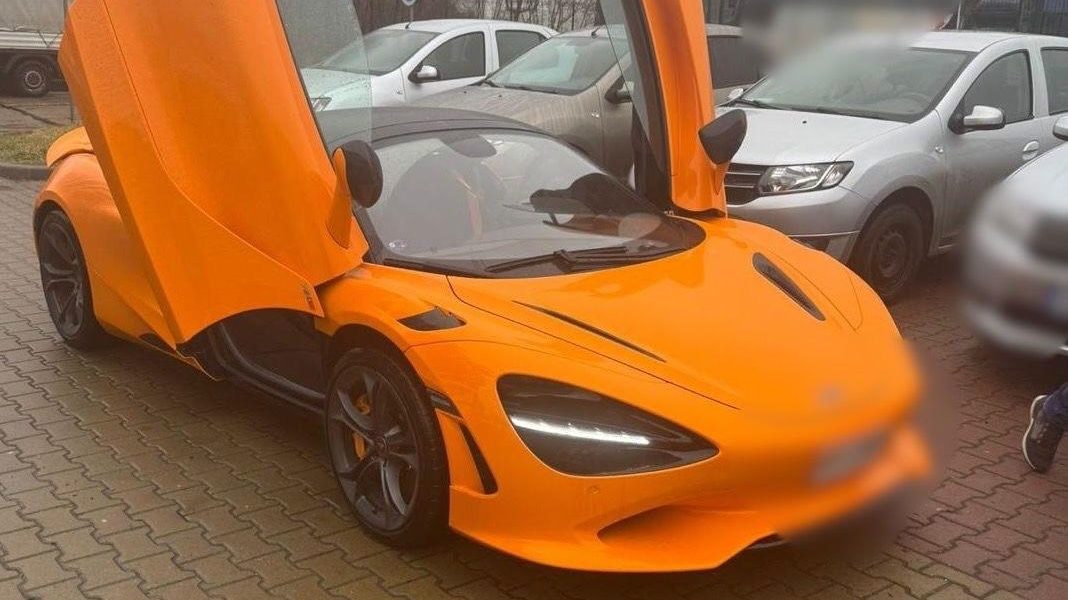 Percheziții în București și Ilfov într-un dosar de folosire a documentelor false și spălare de bani Polițiștii au efectuat cinci percheziții, în București și Ilfov, în cadrul unui dosar care vizează utilizarea de documente false la vamă și spălare de bani