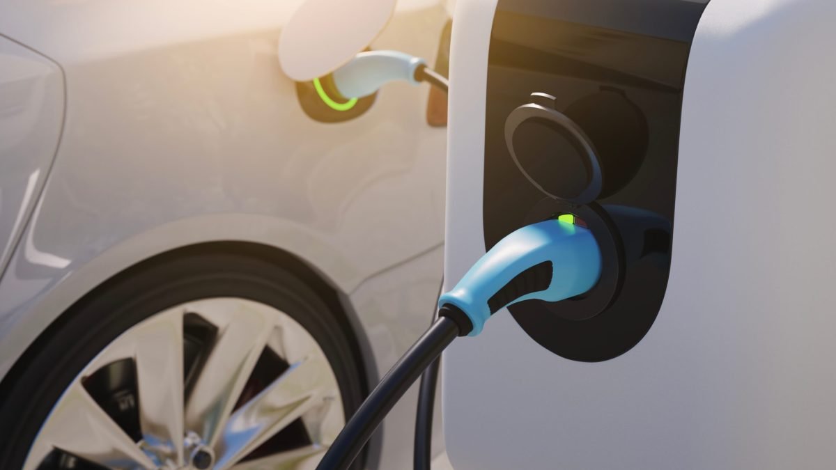 Europa, la un pas de revoluție: Prețul carburanților împinge spre electrice