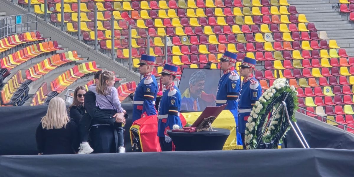 Matei Lucescu, alături de fiica sa, Zoe, a adus un omagiu emoționant bunicului său, Mircea Lucescu, pe Arena Națională din București