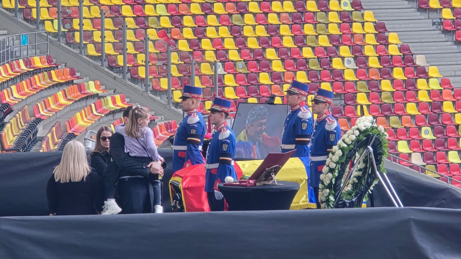 Matei Lucescu, alături de fiica sa, Zoe, a adus un omagiu emoționant bunicului său, Mircea Lucescu, pe Arena Națională din București