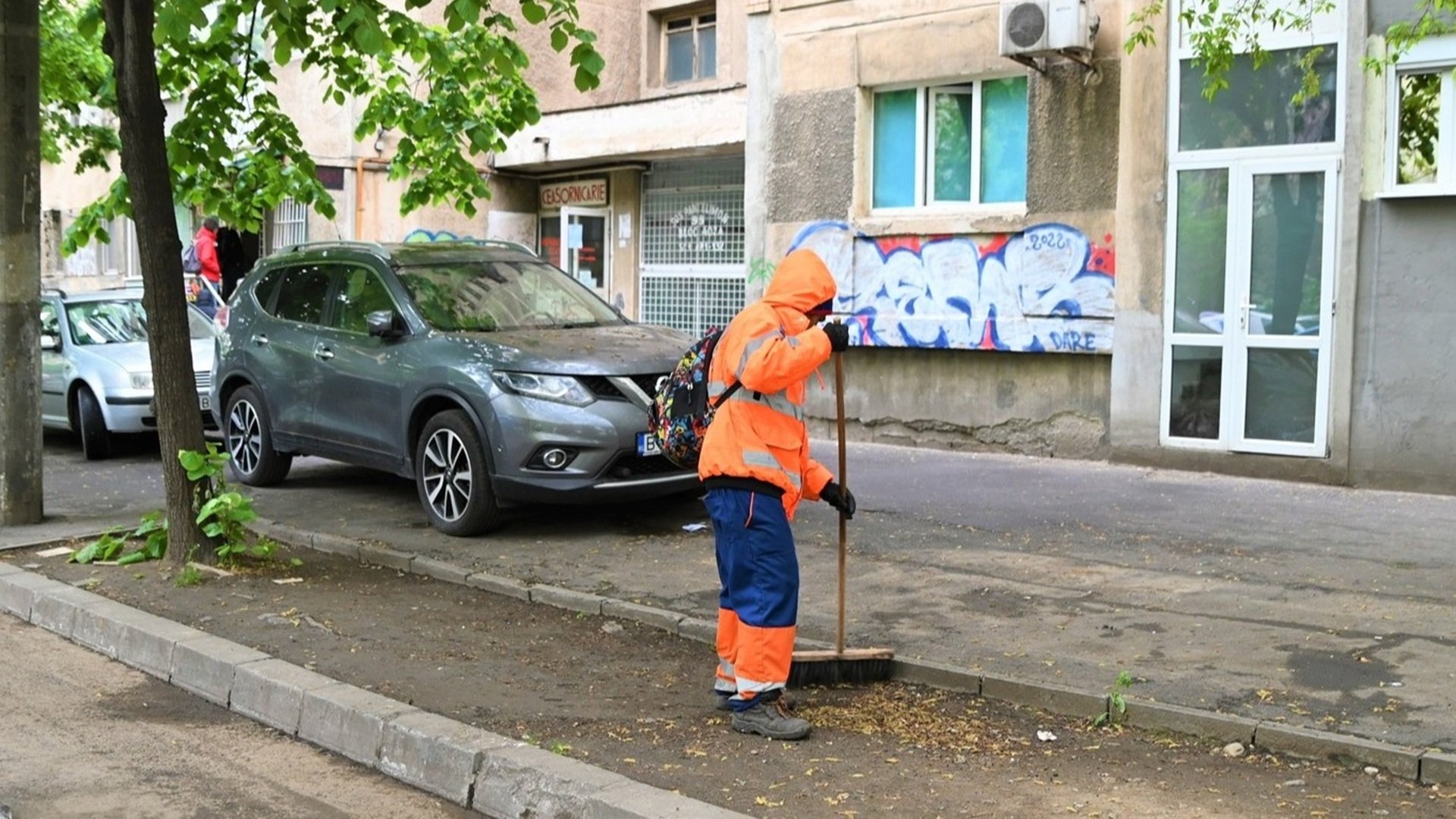 Primăria Sectorului 2 a plătit ilegal aproape 100.000 de euro pentru servicii de măturat trotuare care nu au fost prestate, potrivit unui raport de audit realizat de Curtea de Conturi
