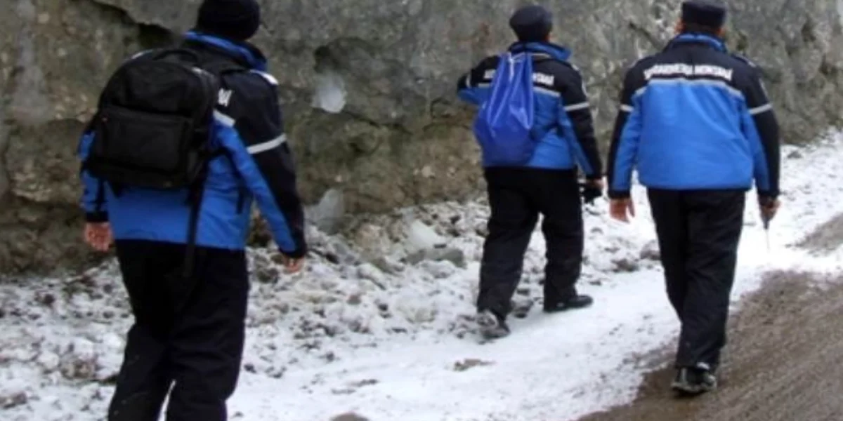 GPS-ul i-a dus în noroi: Cuplu blocat pe Muntele de Sare, salvat de Paște