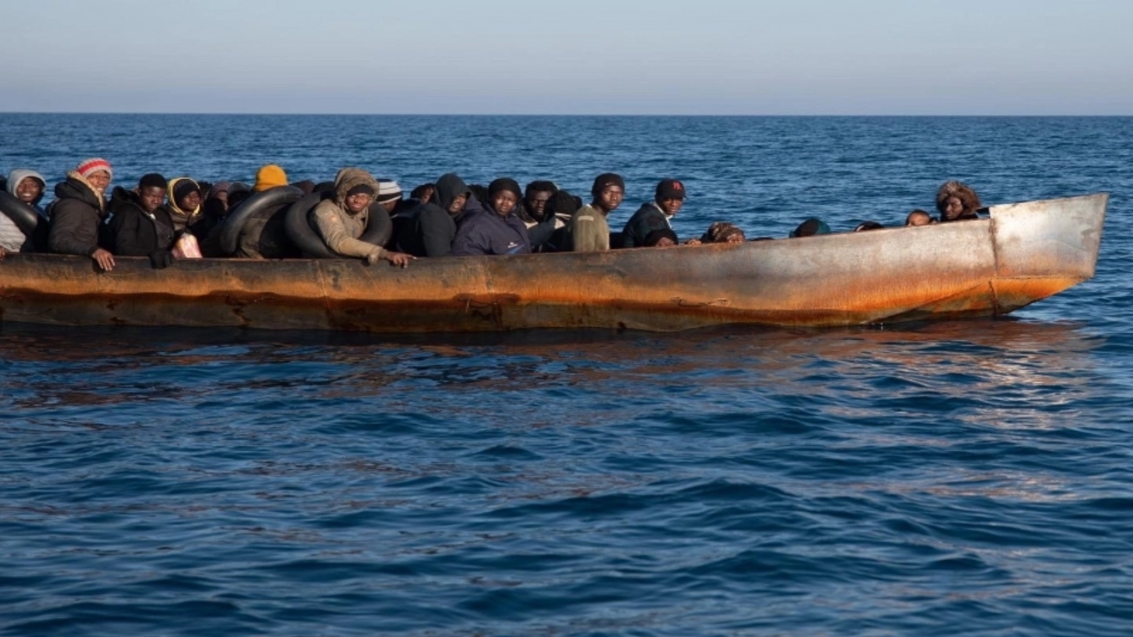 Peste 80 de migranți dispăruti în mediterana centrală după răsturnarea unei ambarcațiuni Un incident grav a avut loc în Mediterana centrală, după ce o ambarcațiune plină cu migranți s-a răsturnat în timpul unei traversări din Libia spre Europa