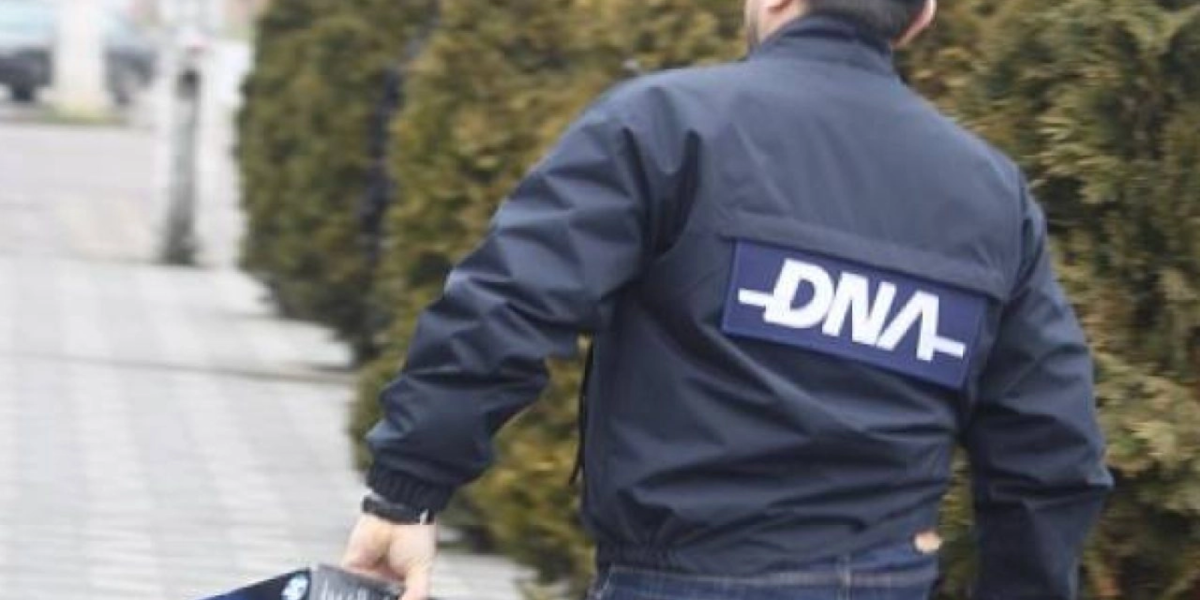 Un dosar de corupție, cu accent pe aspecte tehnice, zguduie scena politică românească, investigațiile procurorilor anticorupție dezvăluind un mecanism complex prin care s-ar fi delapidat fonduri publice considerabile