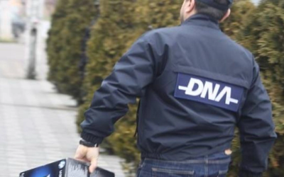 Un dosar de corupție, cu accent pe aspecte tehnice, zguduie scena politică românească, investigațiile procurorilor anticorupție dezvăluind un mecanism complex prin care s-ar fi delapidat fonduri publice considerabile