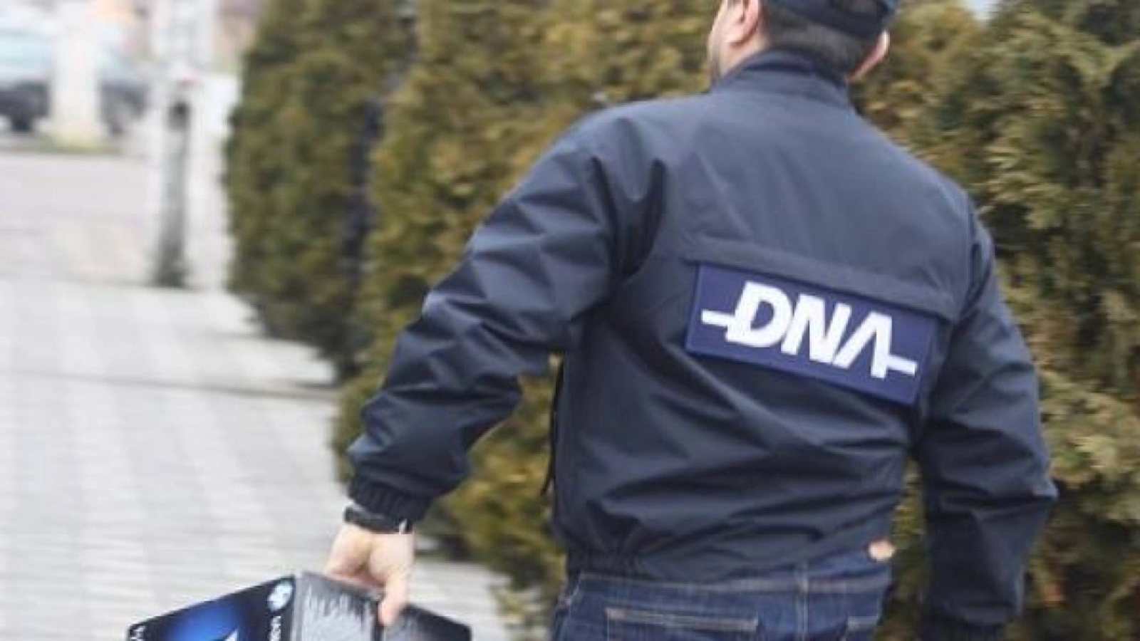 Un dosar de corupție, cu accent pe aspecte tehnice, zguduie scena politică românească, investigațiile procurorilor anticorupție dezvăluind un mecanism complex prin care s-ar fi delapidat fonduri publice considerabile