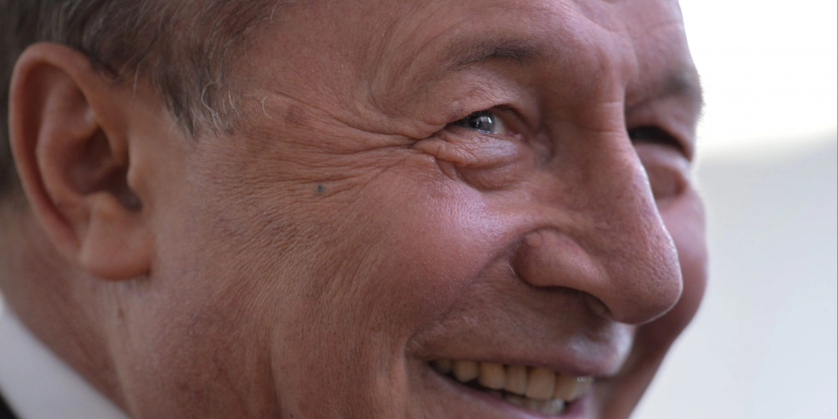 Fostul președinte Traian Băsescu susține că, în fața devierilor politicii americane, singura soluție pentru europeni este crearea unei armate comune Traian Băsescu, fostul președinte al României, afirmă că Europa trebuie să-și dezvolte propria capsulă de siguranță, considerând crearea unei armate europene ca fiind singurul plan de rezervă în fața alegerilor și deviațiilor politicii americane