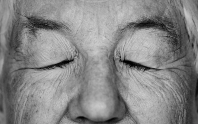 Un studiu al Universității din California, San Francisco, arată că procesul de îmbătrânire a plămânilor poate avea un impact crucial în modul în care organismul răspunde la infecțiile grave precum gripa și COVID-19 la persoanele în vârstă