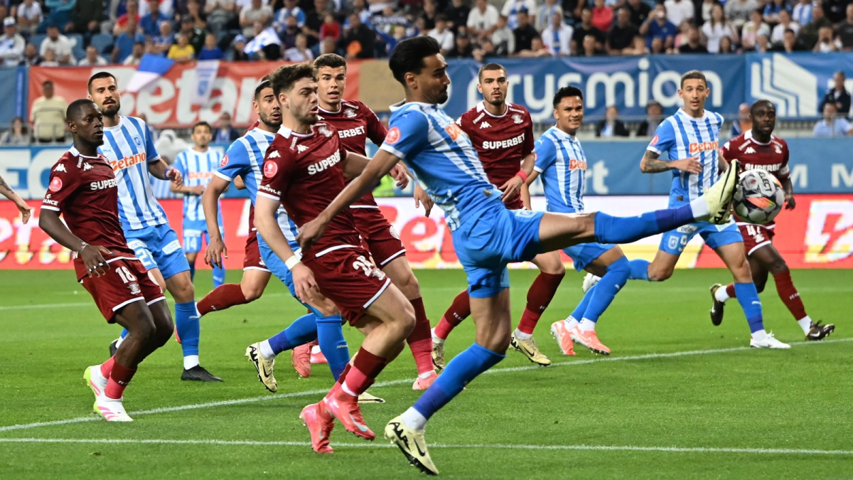 Victorie dramatică pentru Universitatea Craiova: Rapid, învinsă în play-off!