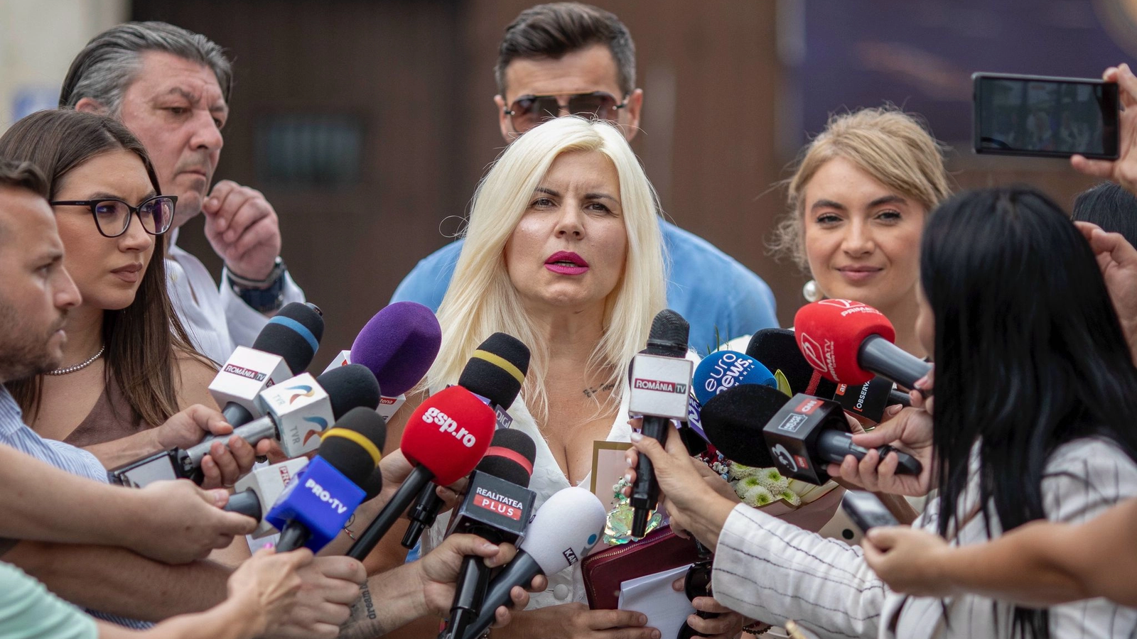 Elena Udrea a reacționat vehement după ce Curtea de Apel din București a suspendat, miercuri, decizia Consiliului Național al Audiovizualului (CNA) de a retrage licența postului de televiziune Realitatea Plus