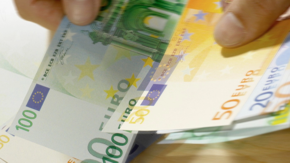 Bancnota controversată dispare: Ce fac românii cu banii de acasă
