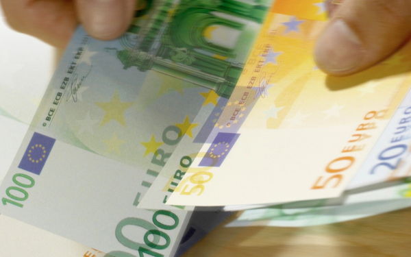 Bancnota controversată dispare: Ce fac românii cu banii de acasă