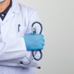 Criză în sănătate: 7 din 10 medici vor să părăsească România