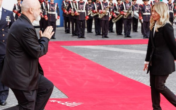 Gest surprinzător: Premierul străin îngenunchează în fața șefei de la Roma