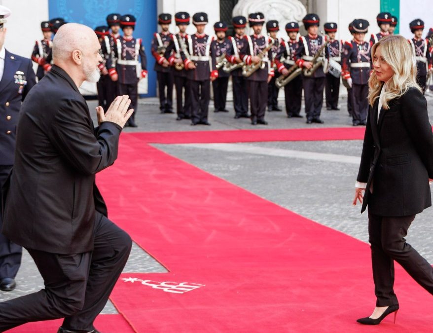 Gest surprinzător: Premierul străin îngenunchează în fața șefei de la Roma