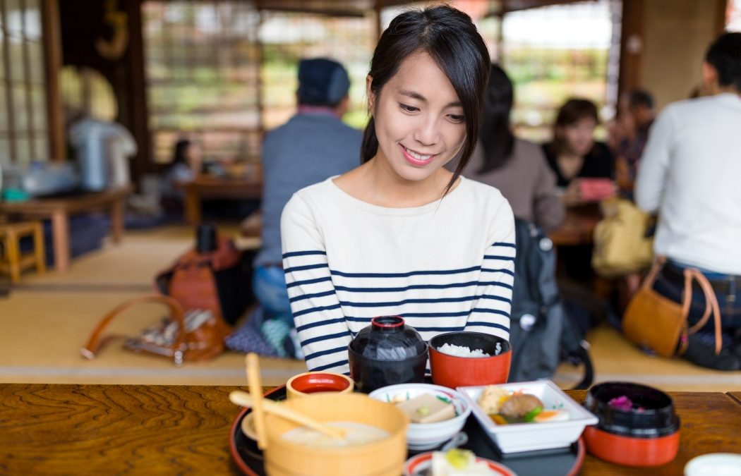 Secretul japonez "Hara Hachi Bu": Cum să mănânci mai puțin FĂRĂ dietă