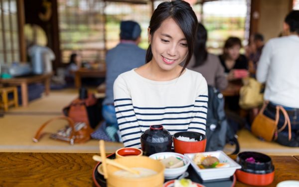 Secretul japonez "Hara Hachi Bu": Cum să mănânci mai puțin FĂRĂ dietă