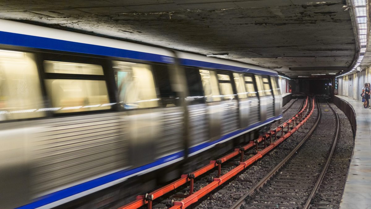 Bucureștenii, revoltați de scumpirea transportului: „Luăm de unde nu avem!” AUDIO