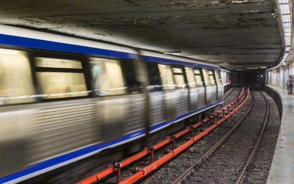 Bucureștenii, revoltați de scumpirea transportului: „Luăm de unde nu avem!” AUDIO