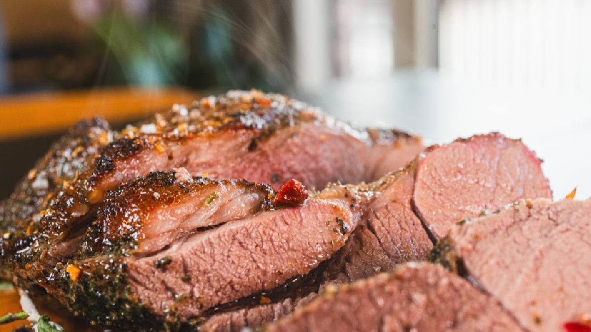 Cât rezistă, de fapt, friptura de miel la frigider? Află trucurile