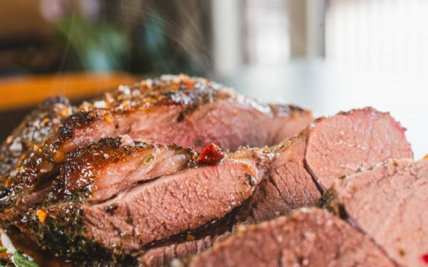 Cât rezistă, de fapt, friptura de miel la frigider? Află trucurile