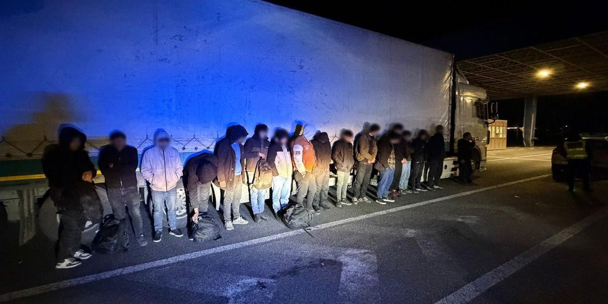 Polițiștii de frontieră din cadrul Sectorului Nădlac au descoperit 16 migranți ascunși într-un automarfar turcesc, o operațiune desfășurată în noaptea de duminică spre luni, ca urmare a unor informații obținute de la colegii din Timișoara