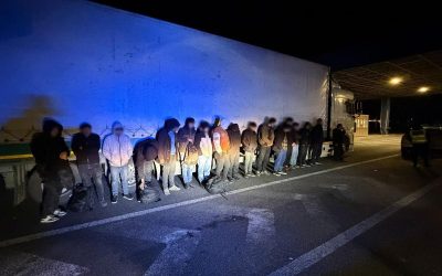 Polițiștii de frontieră din cadrul Sectorului Nădlac au descoperit 16 migranți ascunși într-un automarfar turcesc, o operațiune desfășurată în noaptea de duminică spre luni, ca urmare a unor informații obținute de la colegii din Timișoara